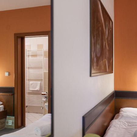 Hotel Vinar - Bed & Breakfast Kurdejov Luaran gambar