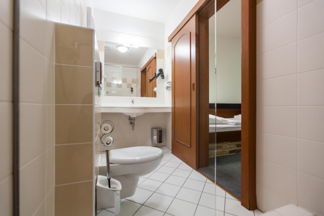 Hotel Vinar - Bed & Breakfast Kurdejov Luaran gambar