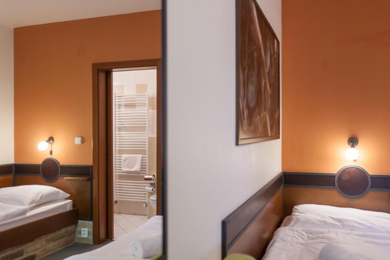 Hotel Vinar - Bed & Breakfast Kurdejov Luaran gambar