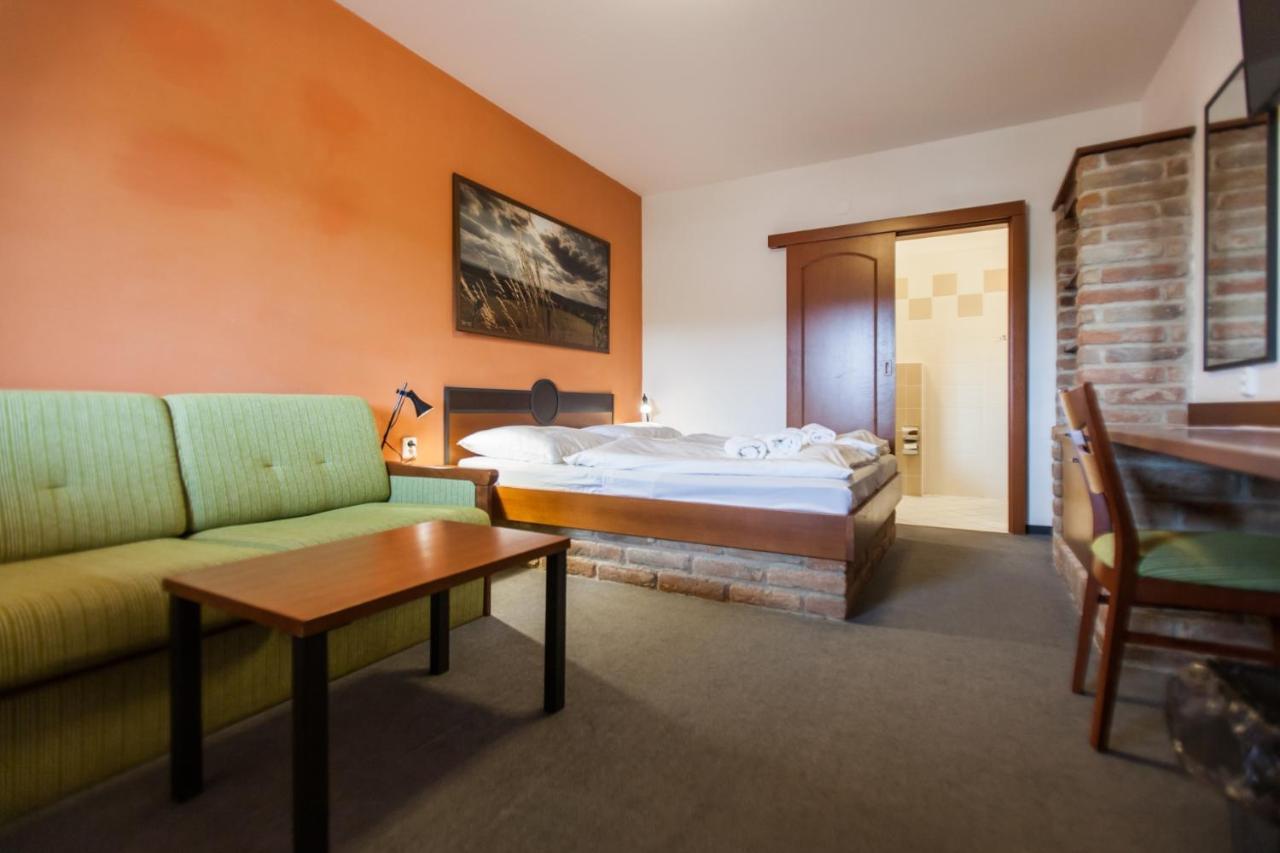 Hotel Vinar - Bed & Breakfast Kurdejov Luaran gambar