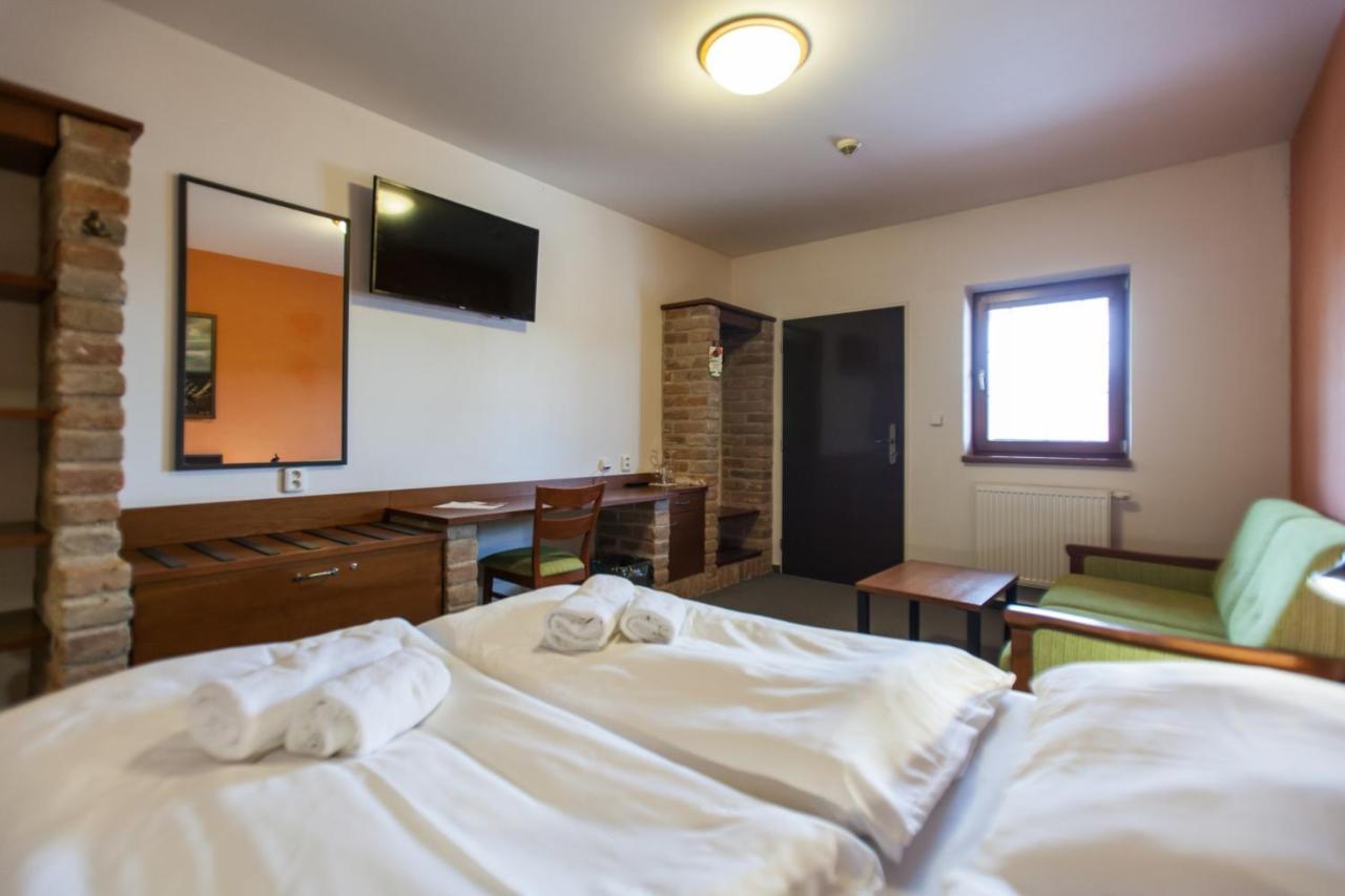 Hotel Vinar - Bed & Breakfast Kurdejov Luaran gambar