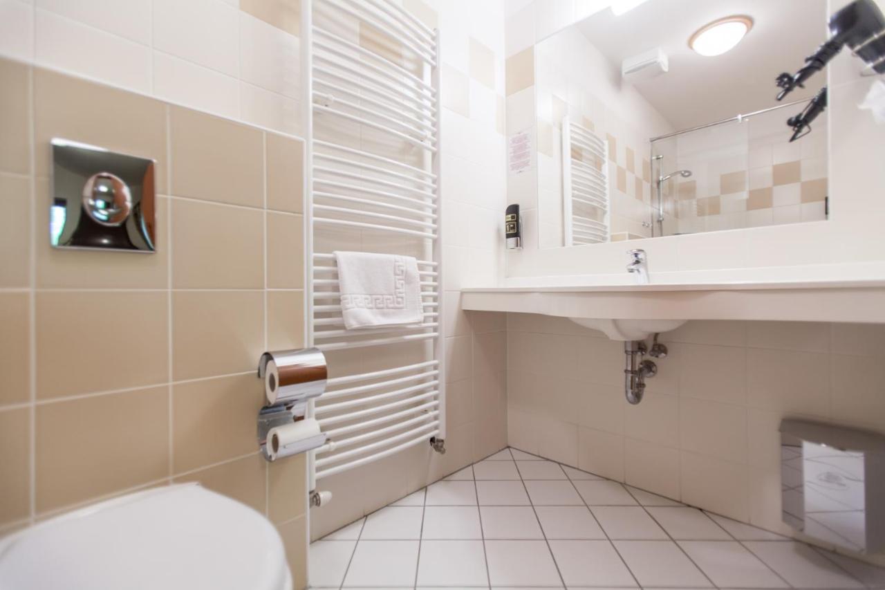 Hotel Vinar - Bed & Breakfast Kurdejov Luaran gambar