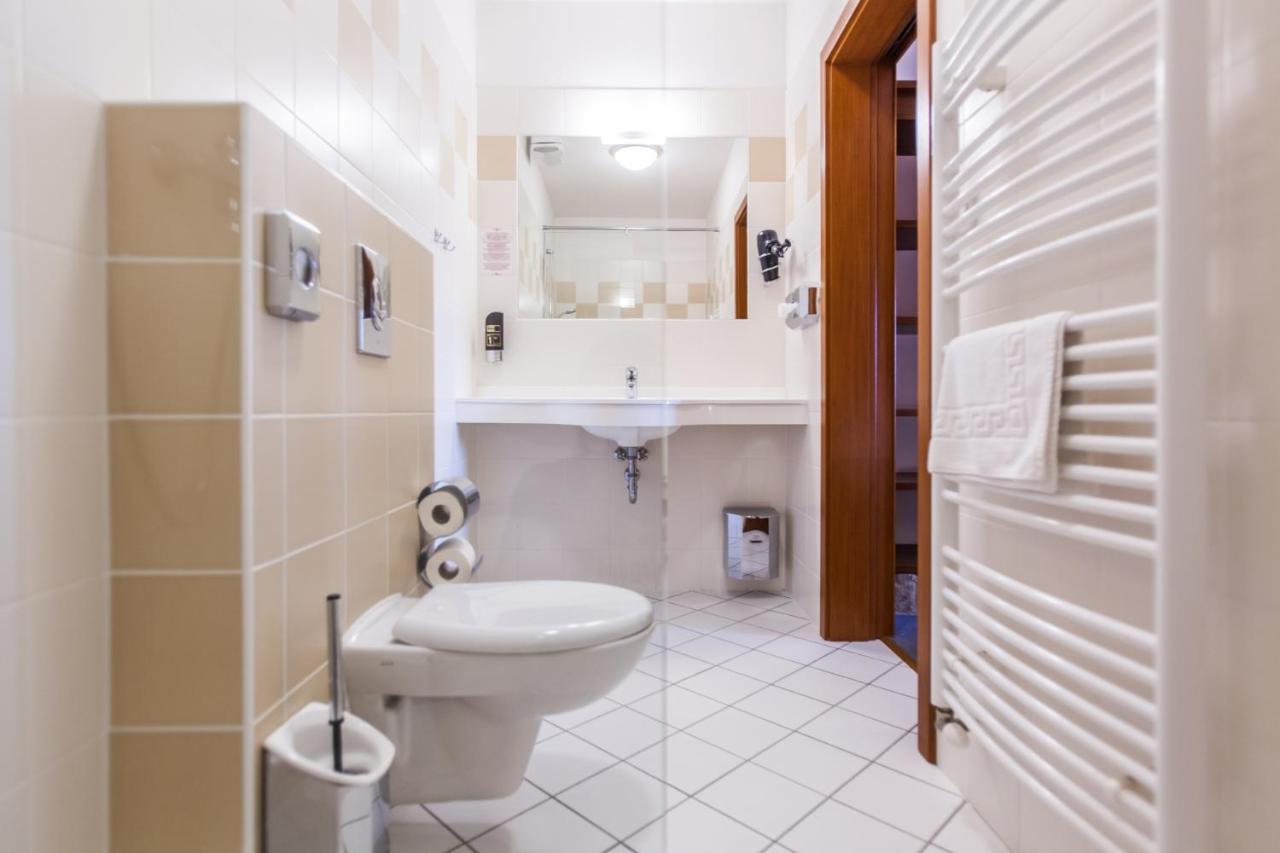 Hotel Vinar - Bed & Breakfast Kurdejov Luaran gambar