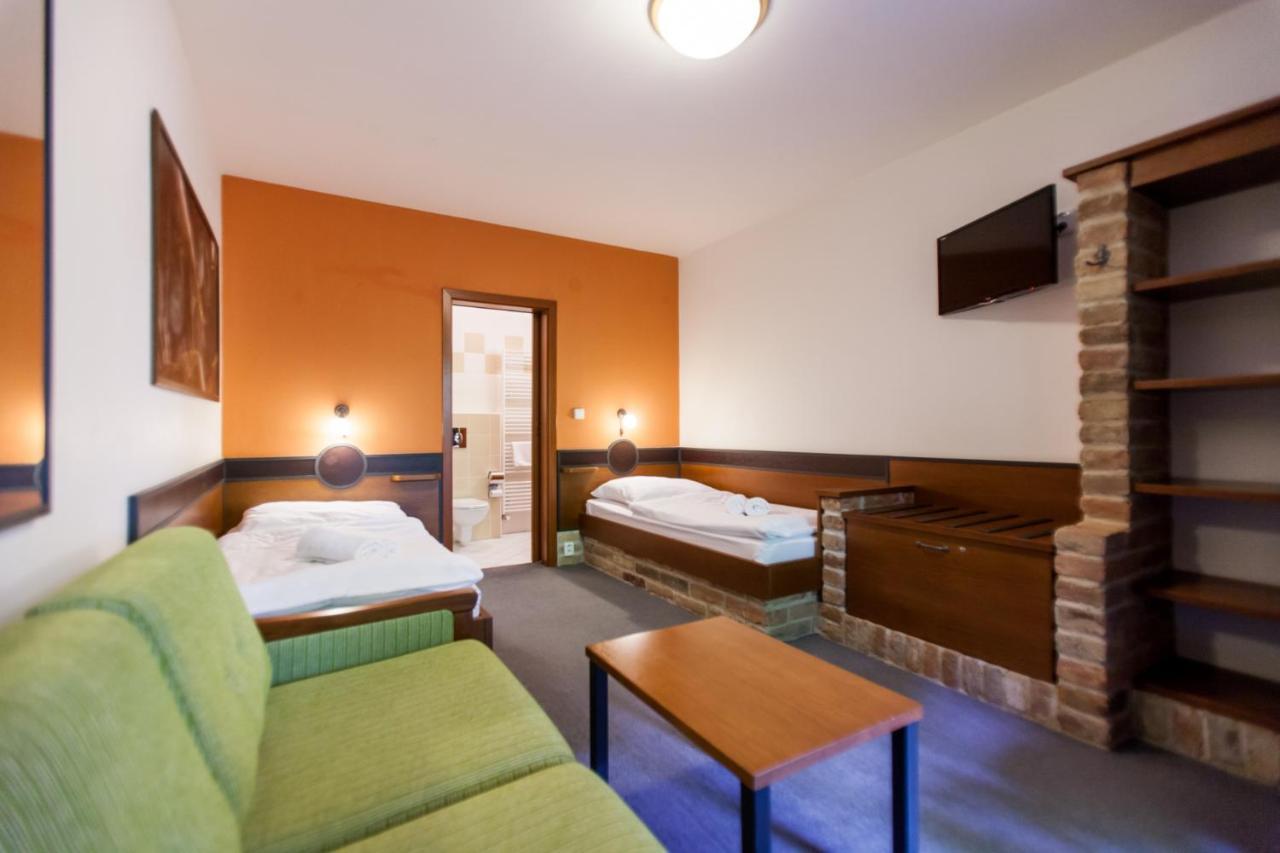 Hotel Vinar - Bed & Breakfast Kurdejov Luaran gambar